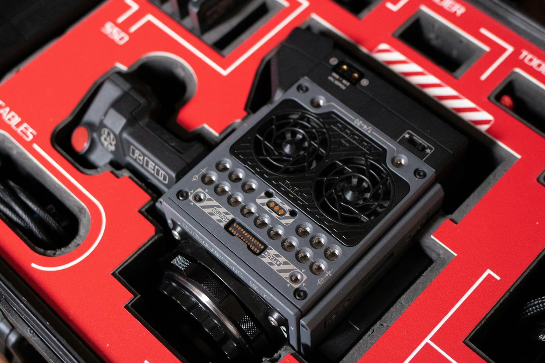 Elektronarzędzia precyzyjne ułożone w czerwonej skrzynce na budowie