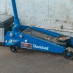 Niebieski podnośnik hydrauliczny i skrzynka z narzędziami w garażu