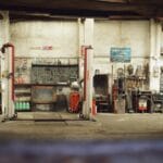 Pusty, industrialny warsztat samochodowy z podnośnikami i narzędziami
