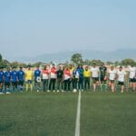 Piłkarze ampfutbolu o kulach ustawieni na boisku przed meczem
