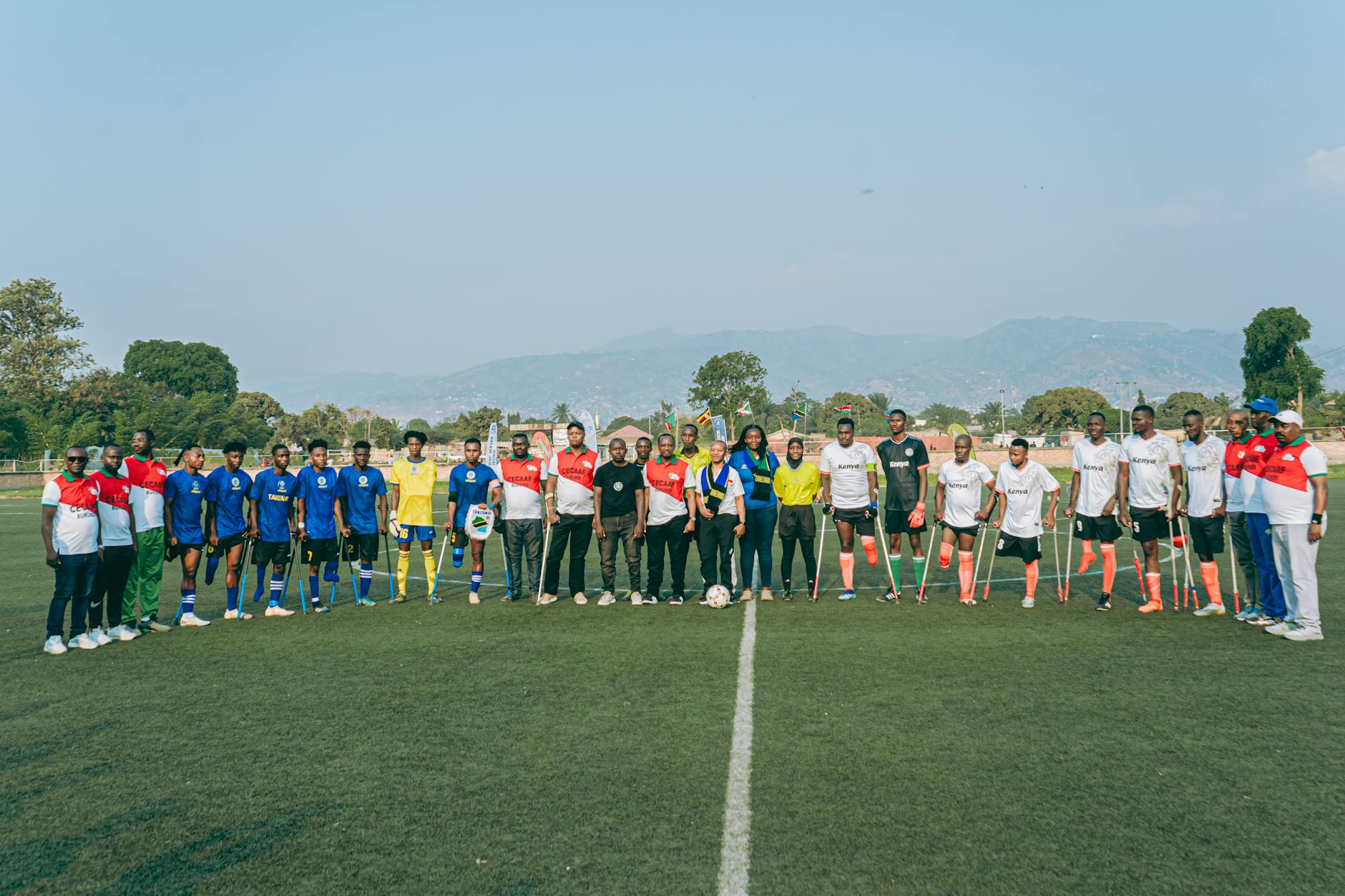 Piłkarze ampfutbolu o kulach ustawieni na boisku przed meczem